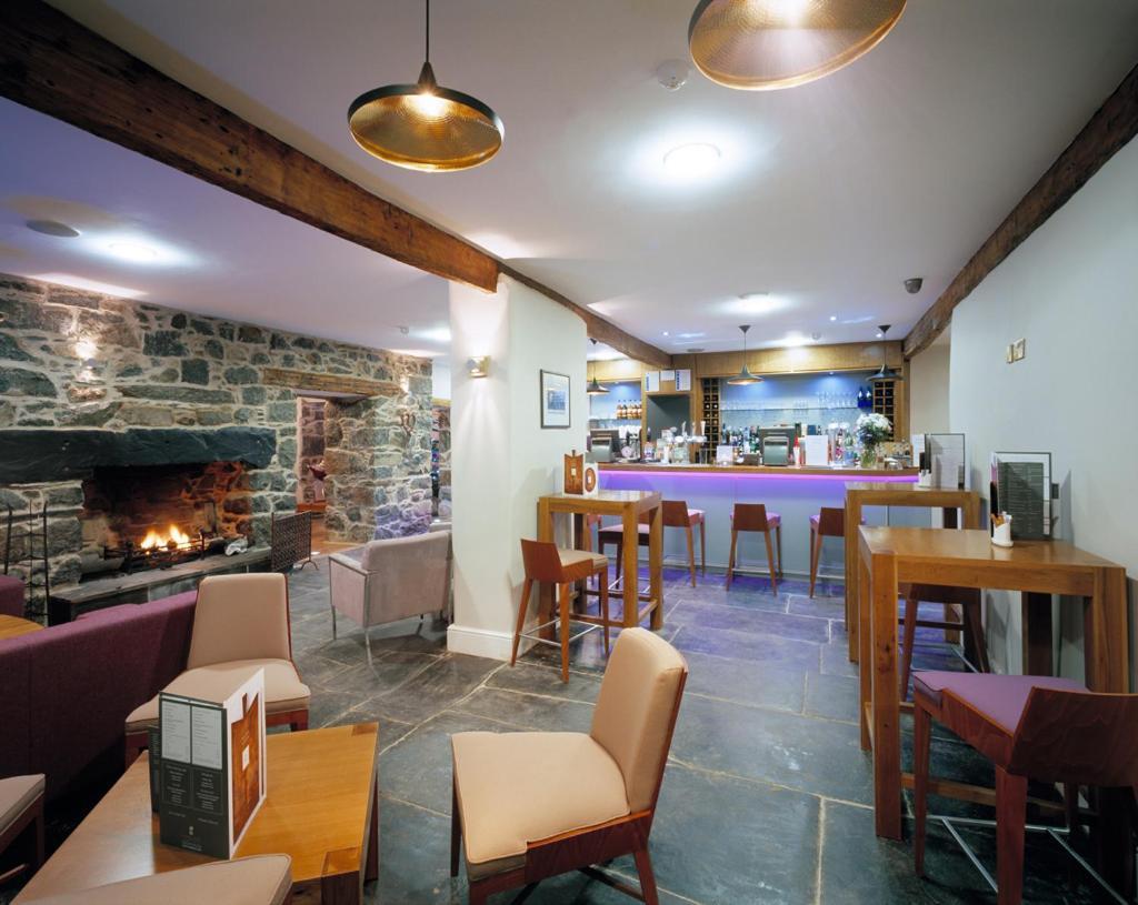Cross Foxes - Bar Grill Rooms Dolgellau Eksteriør bilde