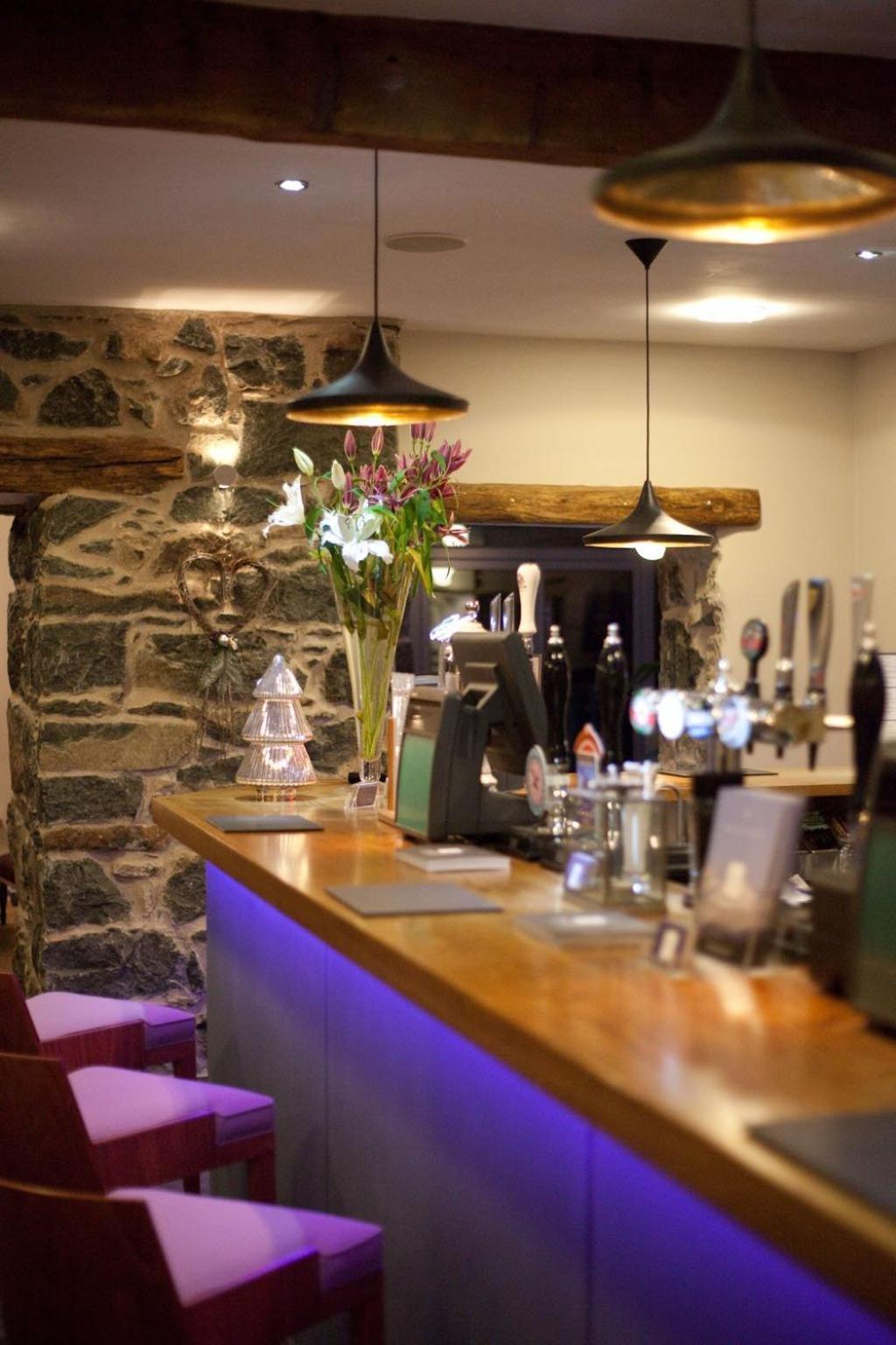 Cross Foxes - Bar Grill Rooms Dolgellau Eksteriør bilde