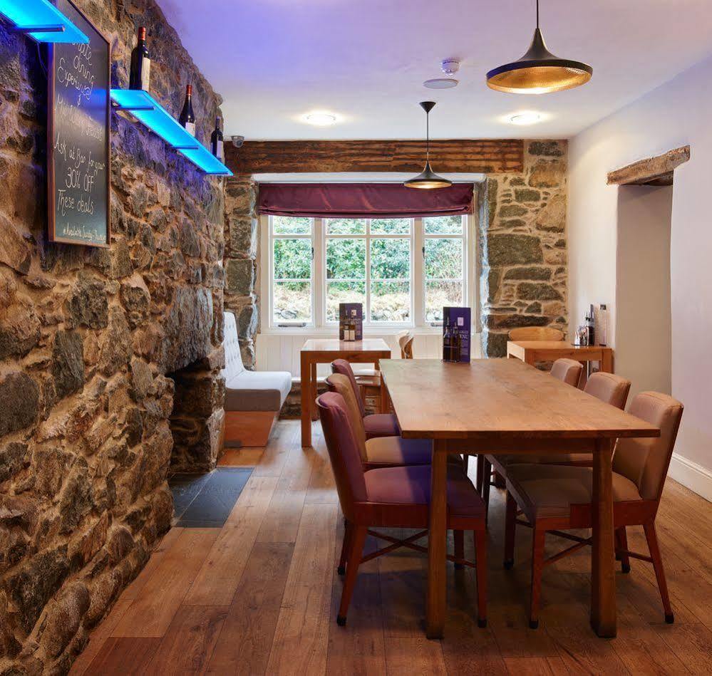 Cross Foxes - Bar Grill Rooms Dolgellau Eksteriør bilde