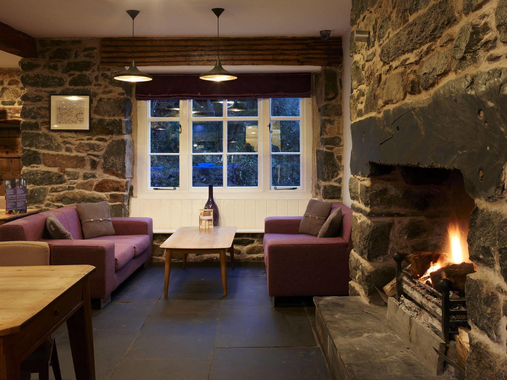 Cross Foxes - Bar Grill Rooms Dolgellau Eksteriør bilde