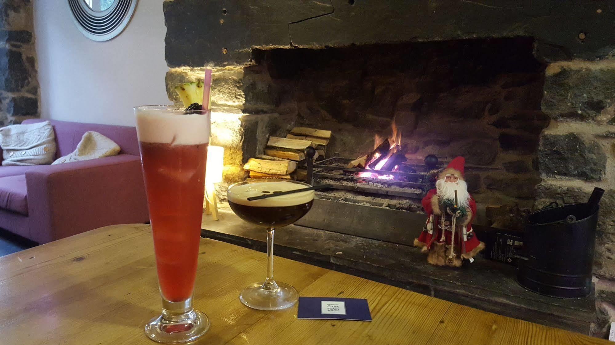 Cross Foxes - Bar Grill Rooms Dolgellau Eksteriør bilde